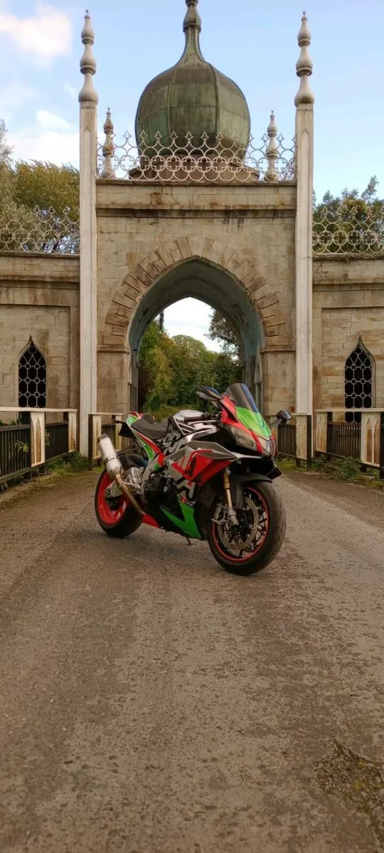 Aprilia rsv4 RF - Image 1