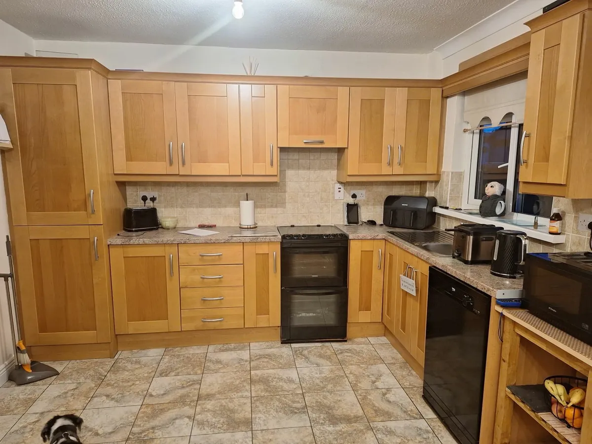 Kitchen units with zanussi cooker and beko dishwas - Image 2