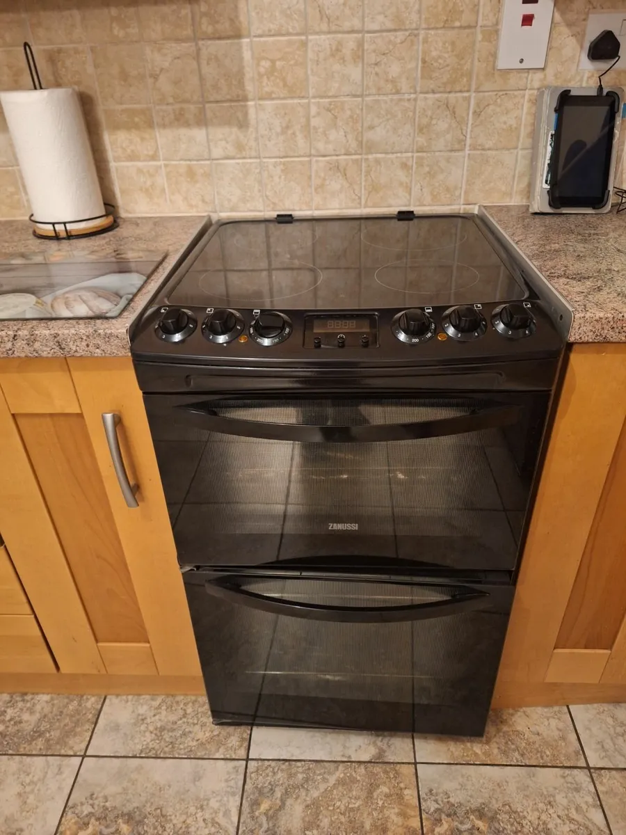Kitchen units with zanussi cooker and beko dishwas - Image 3