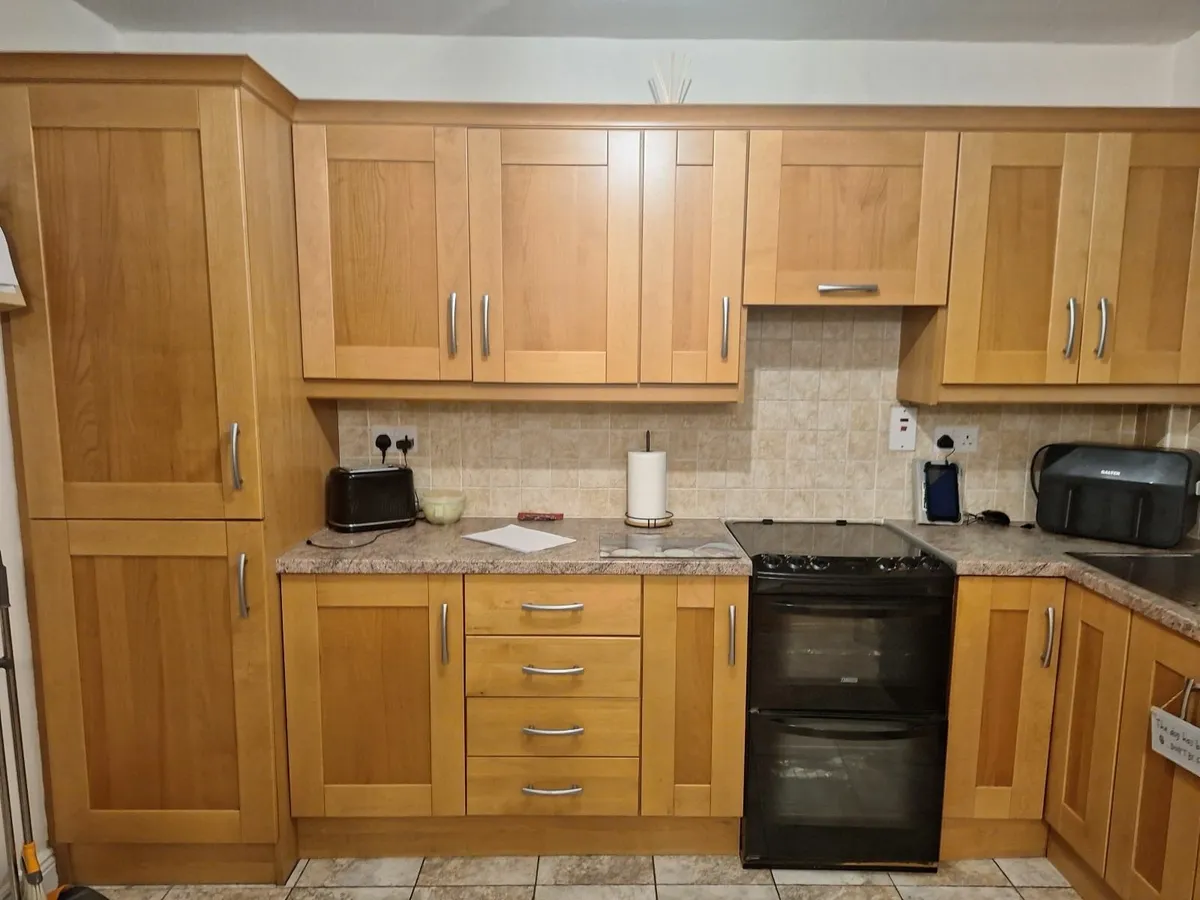 Kitchen units with zanussi cooker and beko dishwas - Image 4