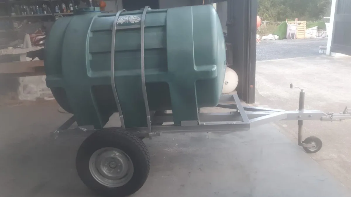 Water tank and trailer - Image 1