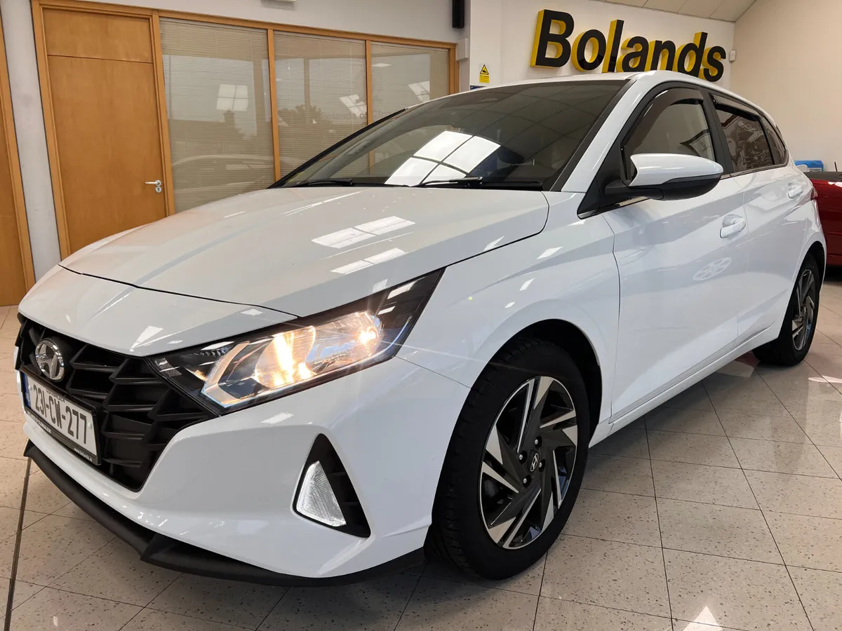 **ONLY 18,000 Kms** DELUXE PLUS 5DR **Finance Arra - Image 1