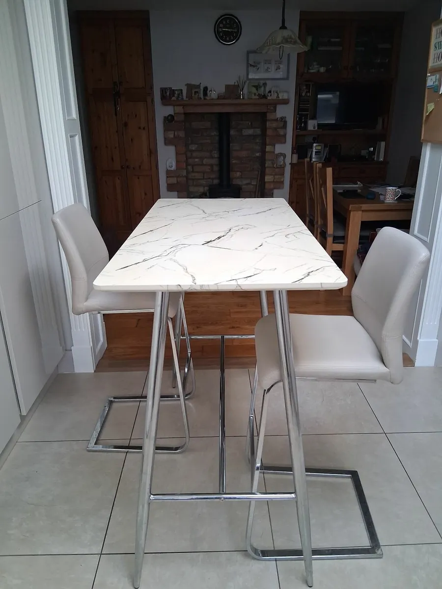 Kitchen Breakfast Bar Table plus High Stools - Image 1
