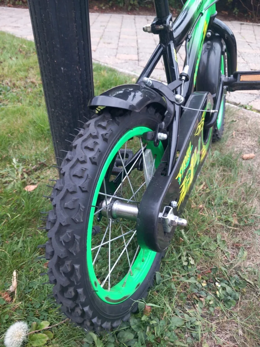 14 inch Strike Bike in Green and Black - Image 3
