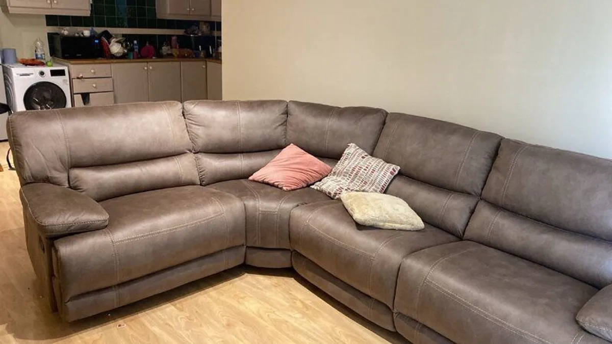 Corner couch - Image 1