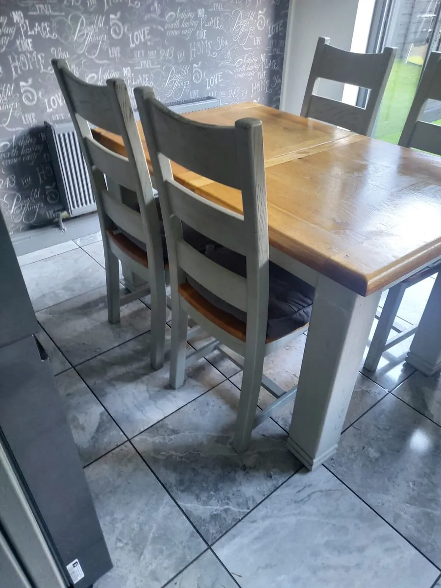 Kitchen table and chairs - Image 1