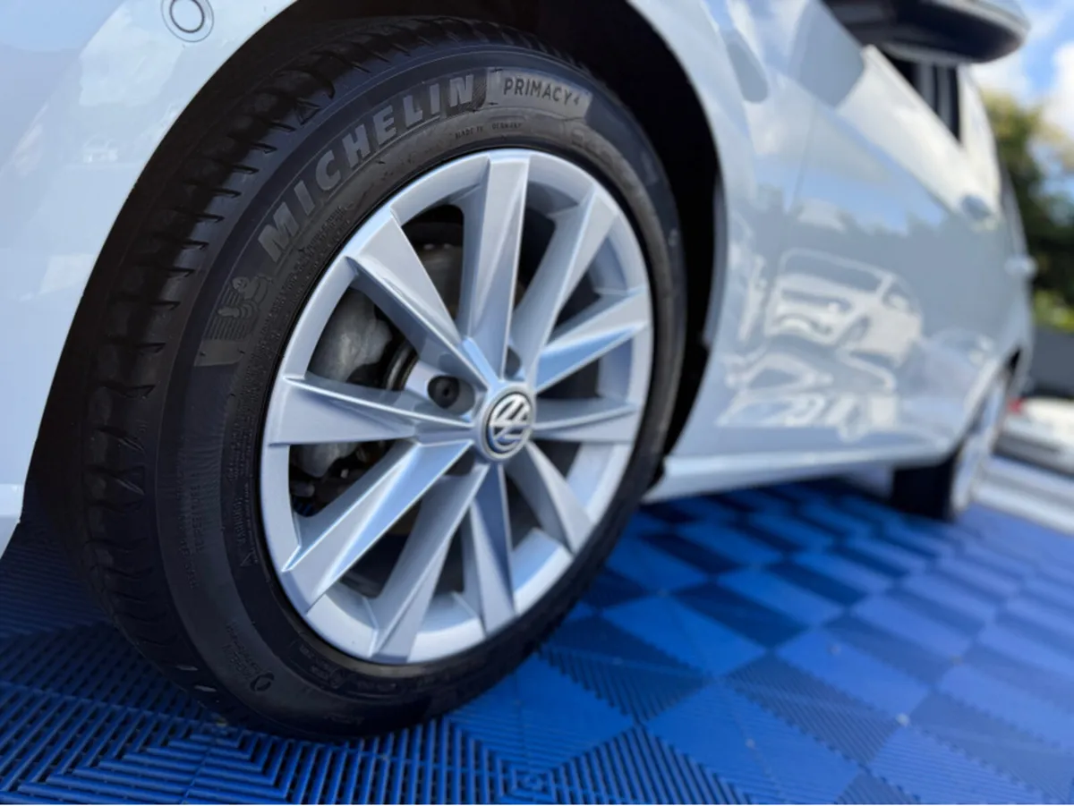 Volkswagen Golf HIGHLINE PRO - 2.0L DIESEL - AUTO - Image 3