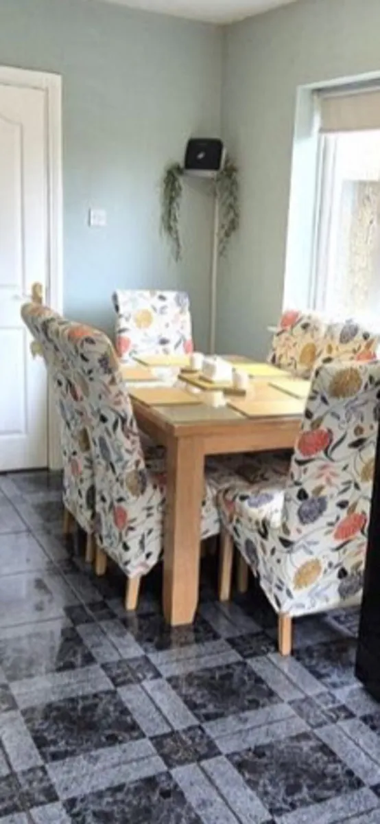 Extendable Table and chairs - Image 1