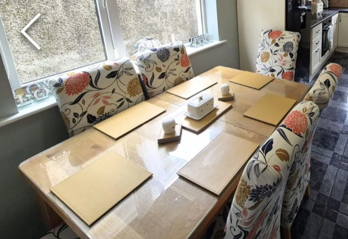Extendable Table and chairs - Image 2
