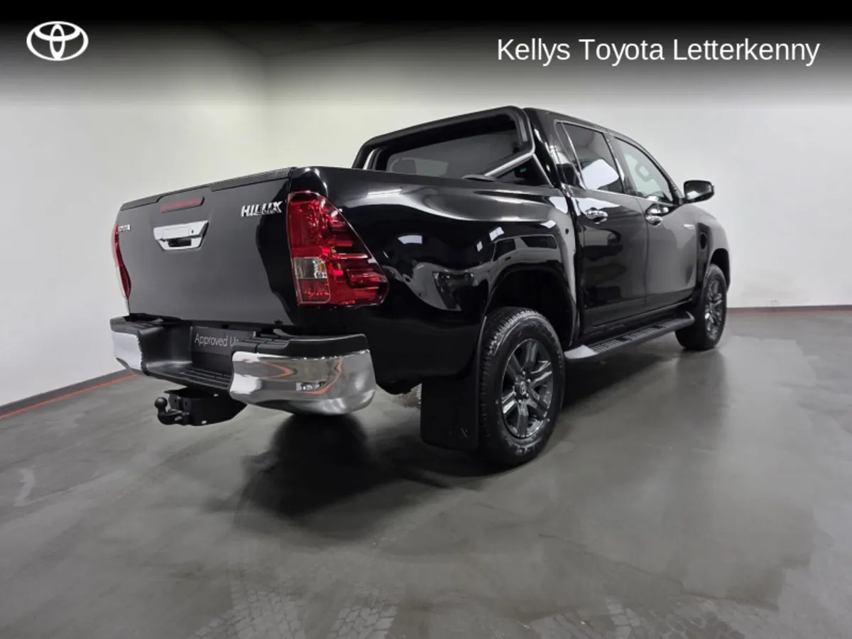 Toyota Hilux 2.8 D/CAB SR5 AUTO 2DR A 4DR - Image 2