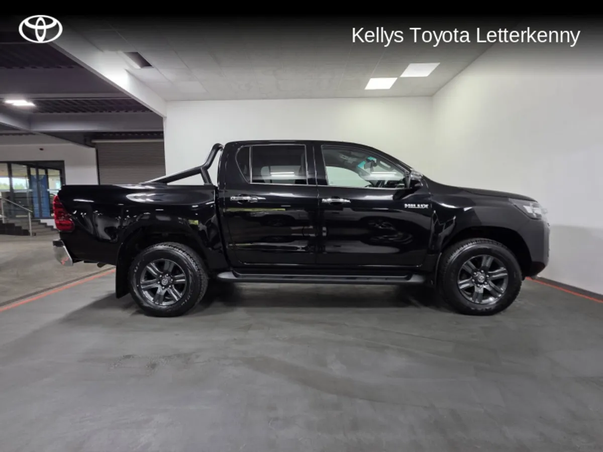 Toyota Hilux 2.8 D/CAB SR5 AUTO 2DR A 4DR - Image 3