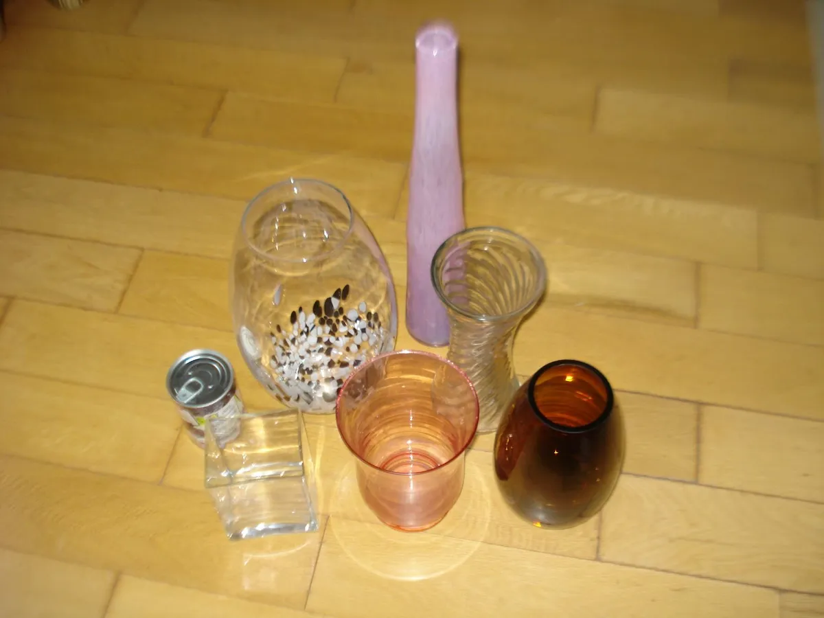 6 ASSORTED GLASS VASES. - Image 1