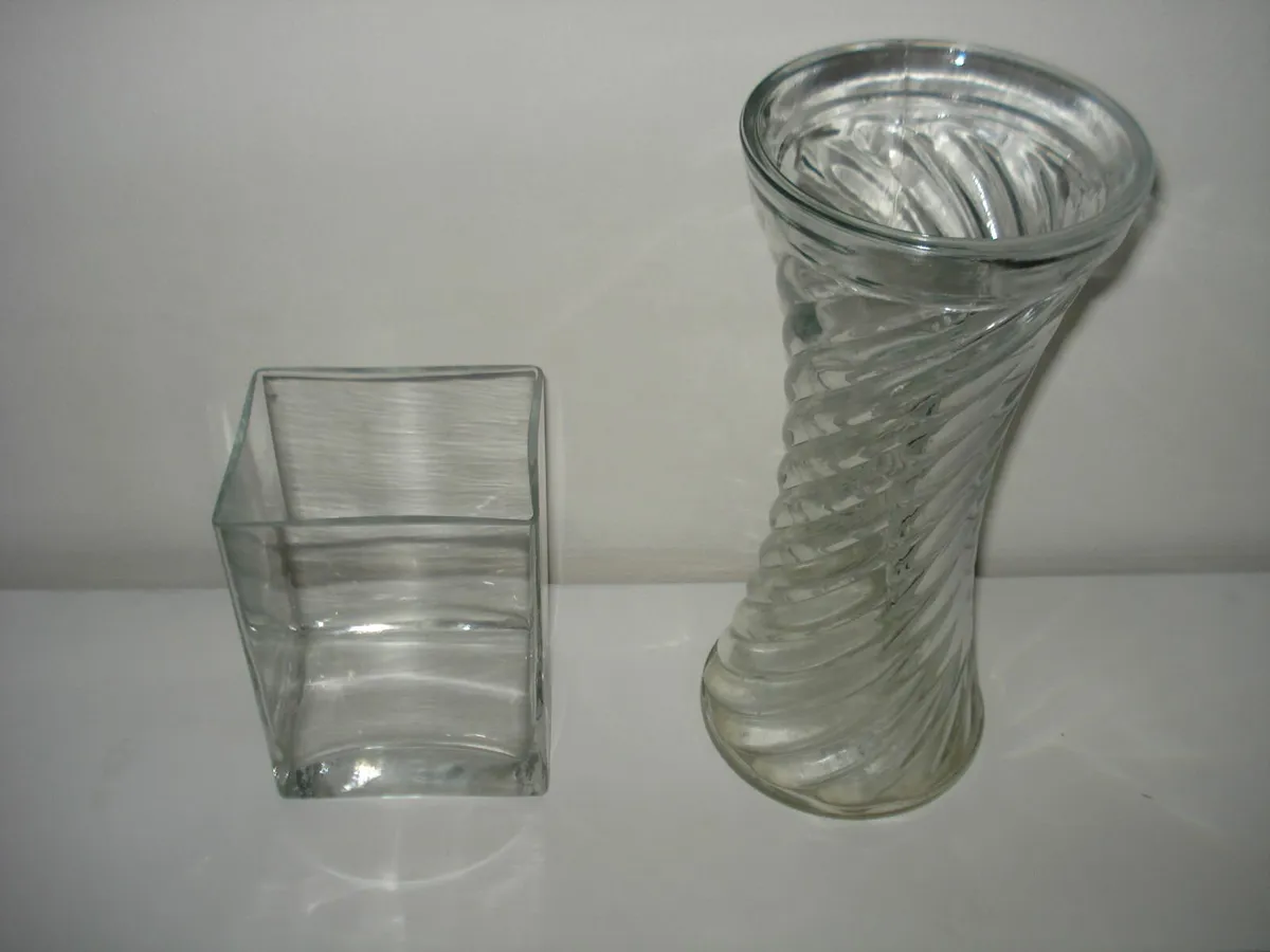 6 ASSORTED GLASS VASES. - Image 2