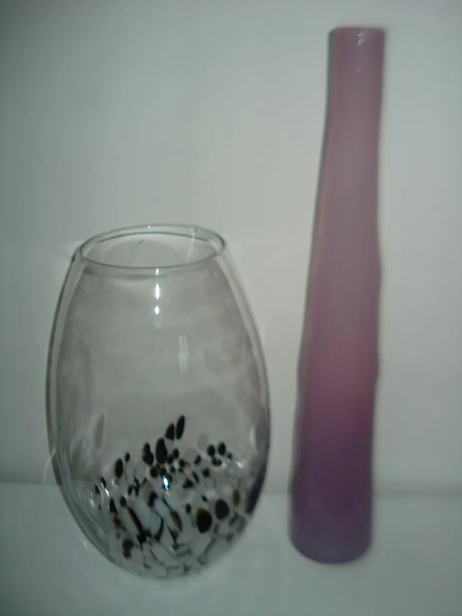 6 ASSORTED GLASS VASES. - Image 3