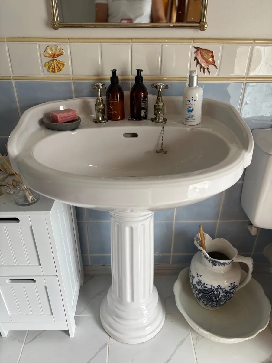 Heritage Wash Hand Basin with Pedestal