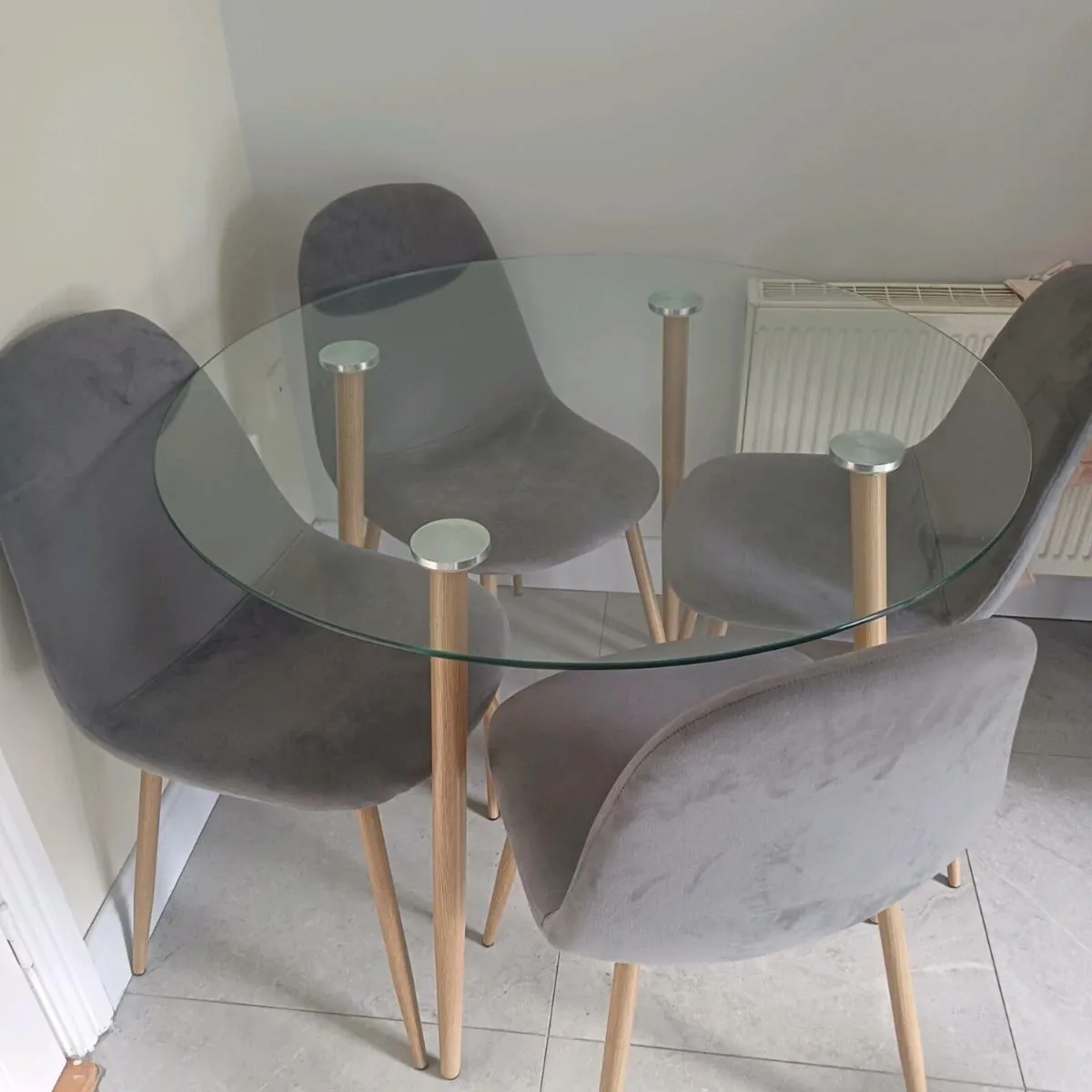 Kitchen glass table and 4 chairs - Image 1