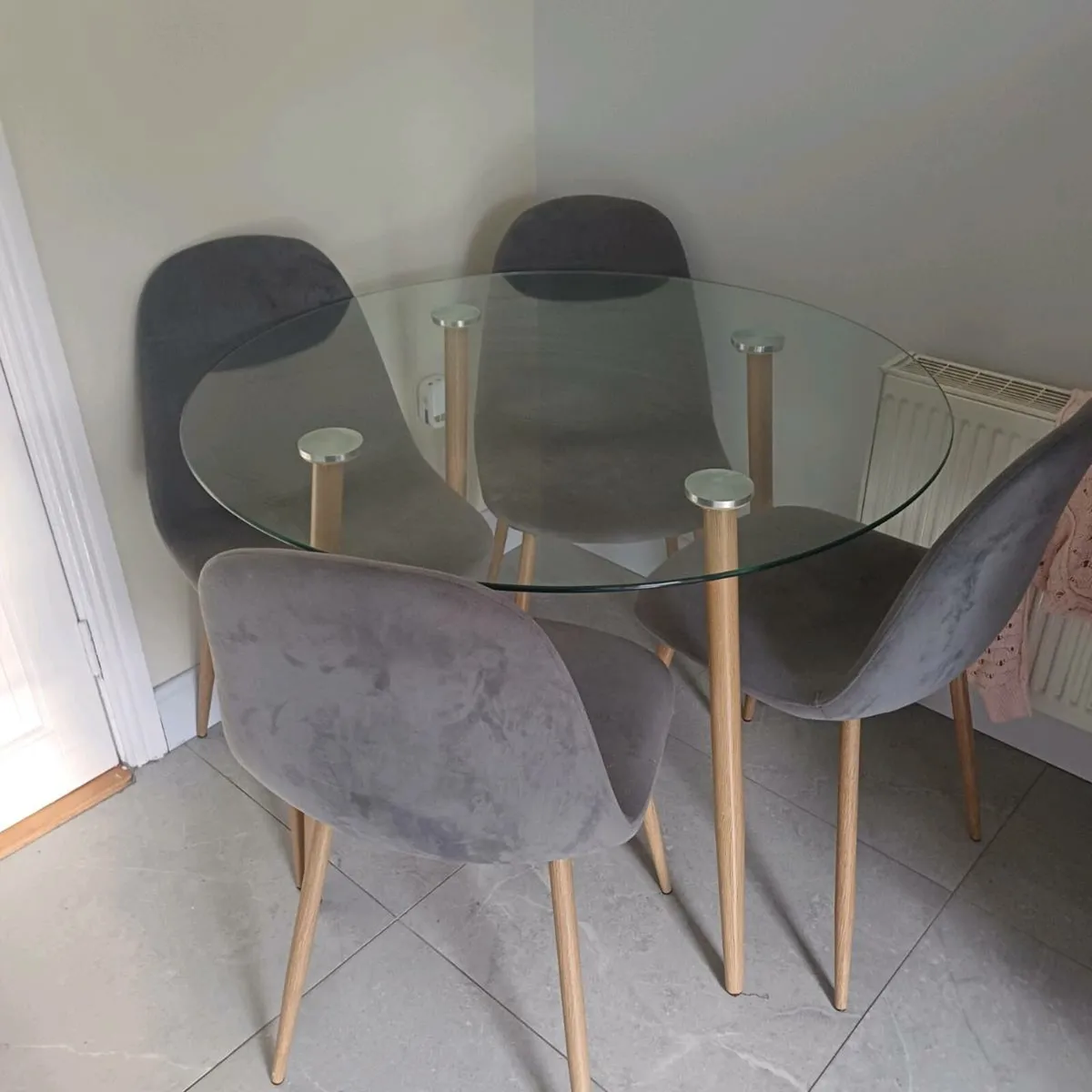 Kitchen glass table and 4 chairs - Image 2
