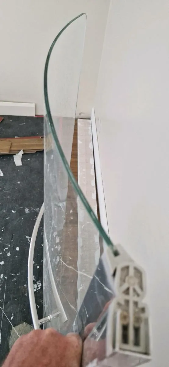Curved glass panel for P shaped bath - Image 2