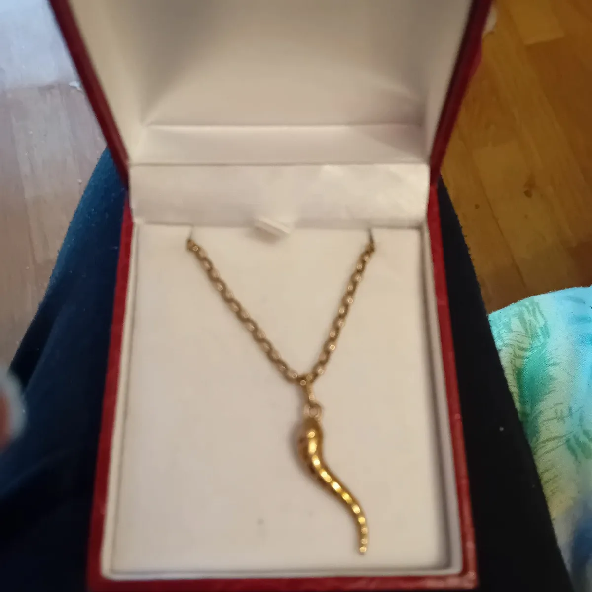 9 C T Gold chain and pendant - Image 2