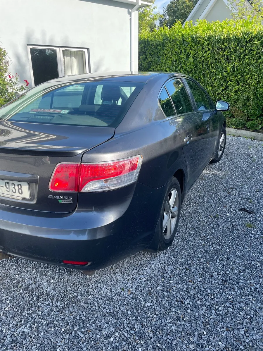 Toyota Avensis 2011 - Image 2