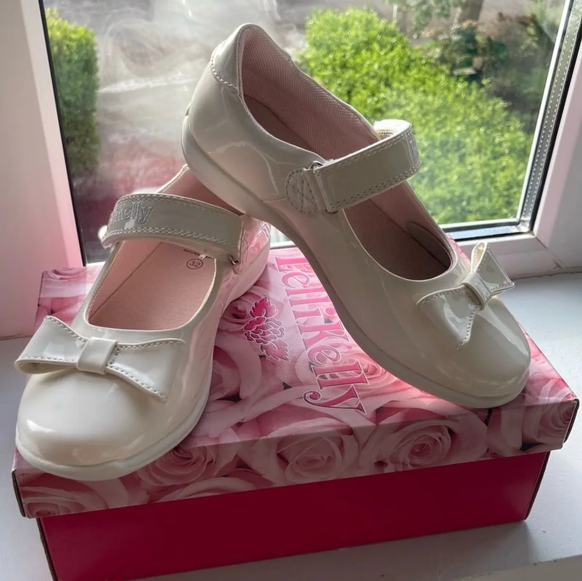 Girls white shoes - Image 1