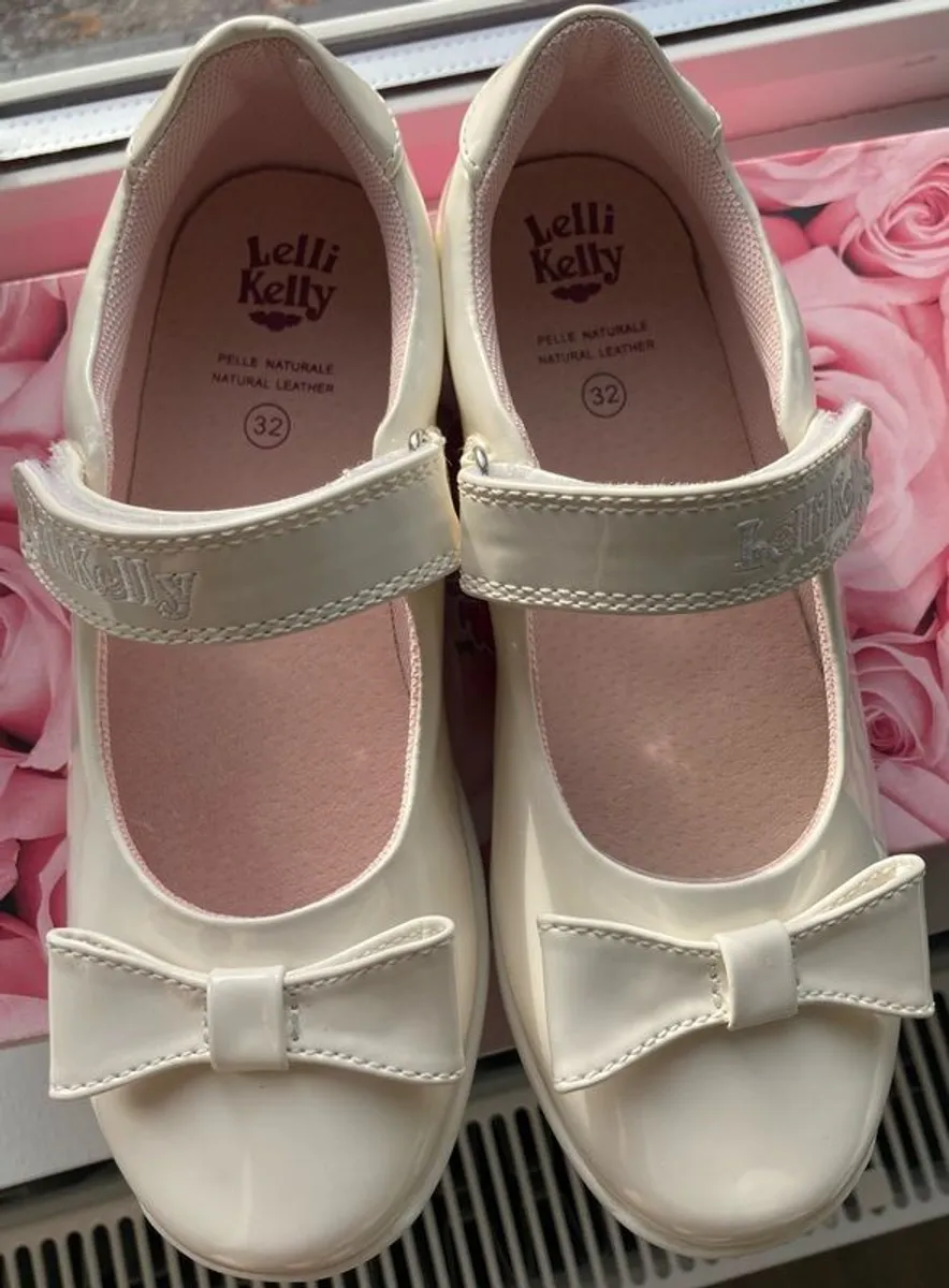 Girls white shoes - Image 3