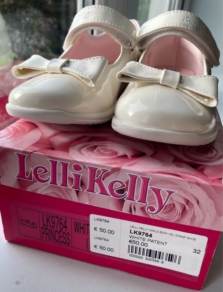 Girls white shoes - Image 4