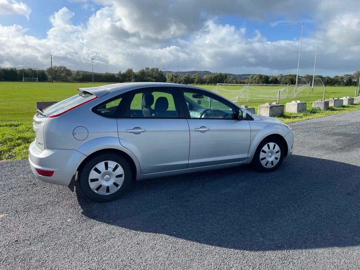 Ford Focus 2010 - Image 2