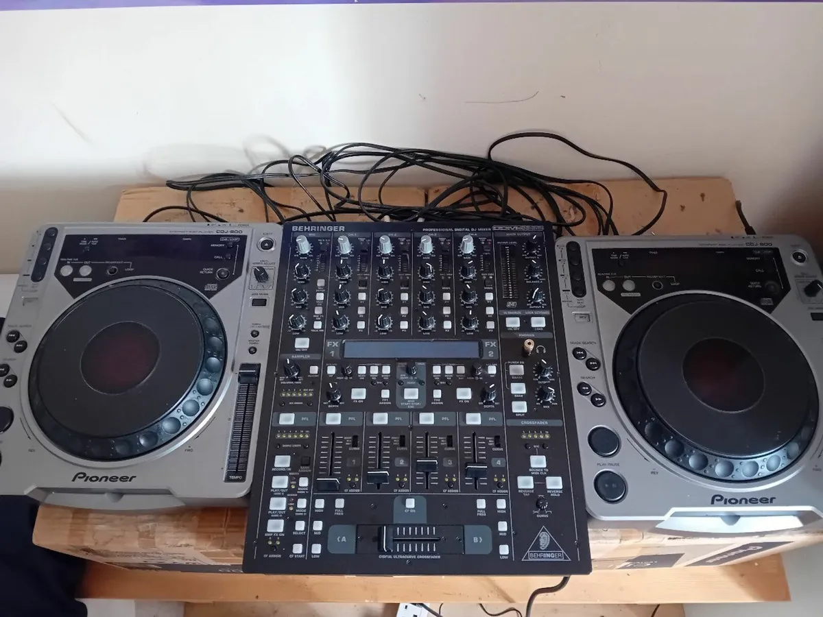 Pioneer CDJ 800 & Behringer Mixer - Image 1