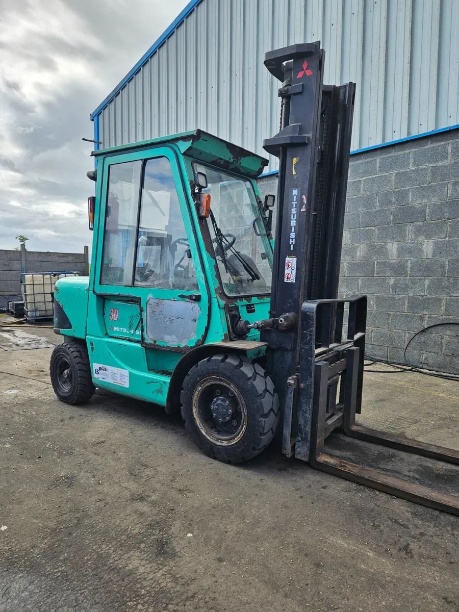FORKLIFT  3 ton with Cab - Image 1