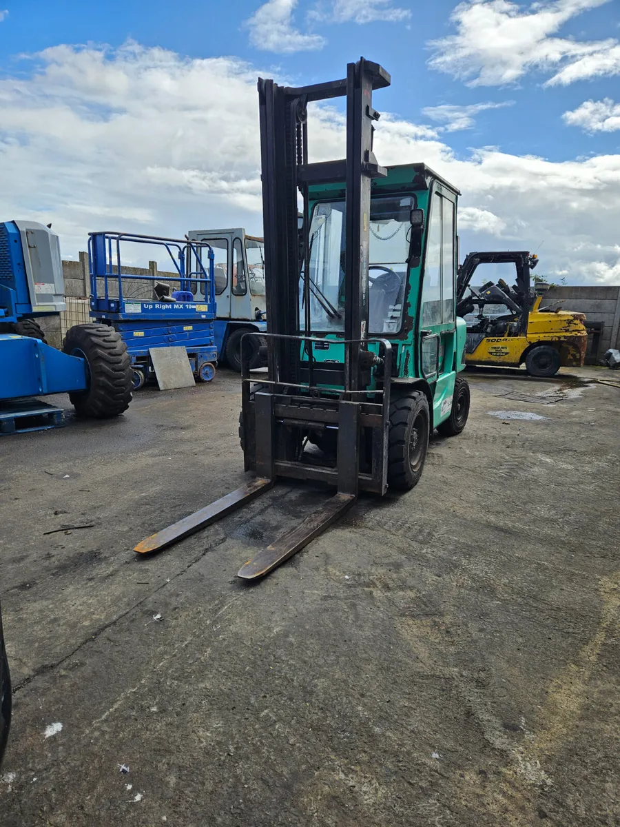 FORKLIFT  3 ton with Cab - Image 2