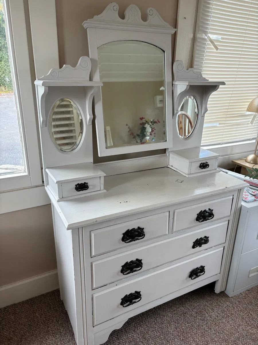 Antique-style vanity dresser - Image 1