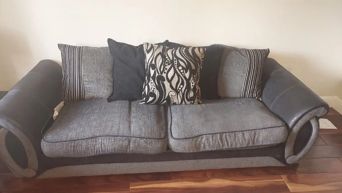 4 2 couch for sale - Image 1