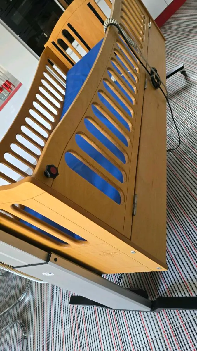 Fully adjustable electric bed - Image 4