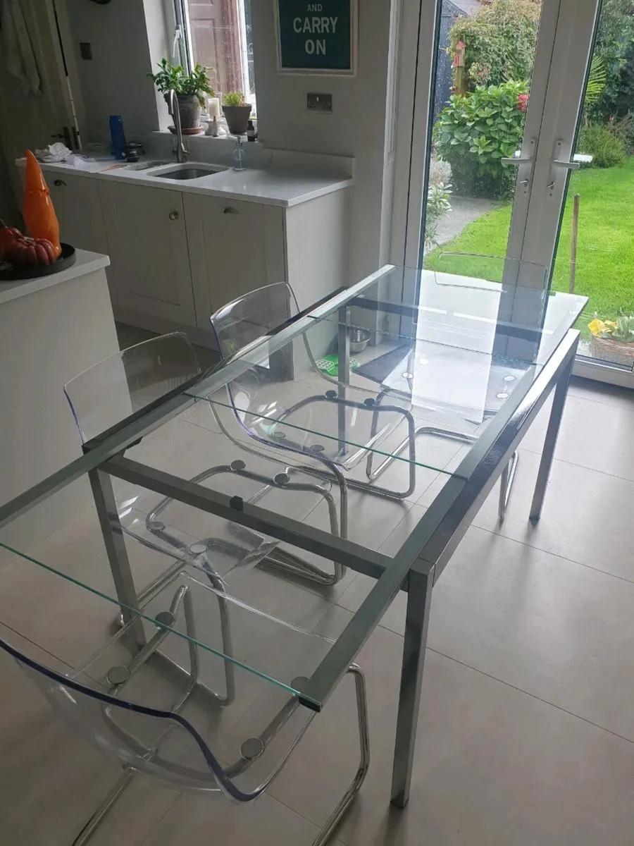Dining table and chairs - Image 1