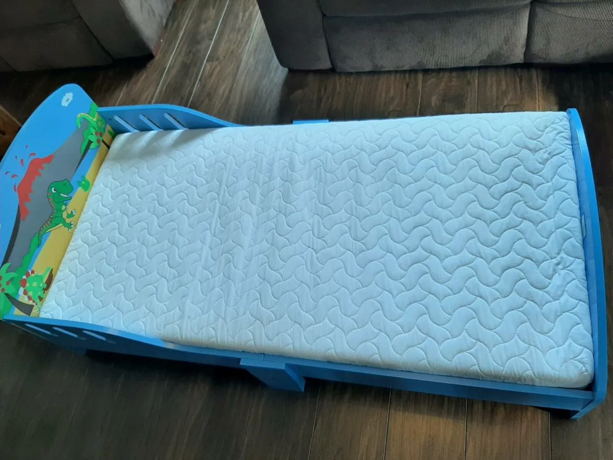 Toddler bed and mattress - Image 1