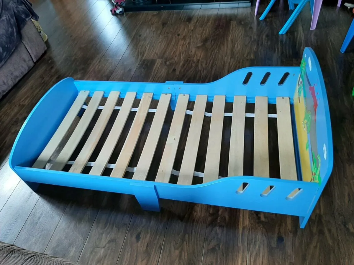 Toddler bed and mattress - Image 2