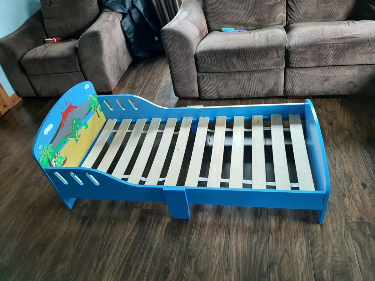 Toddler bed and mattress - Image 3