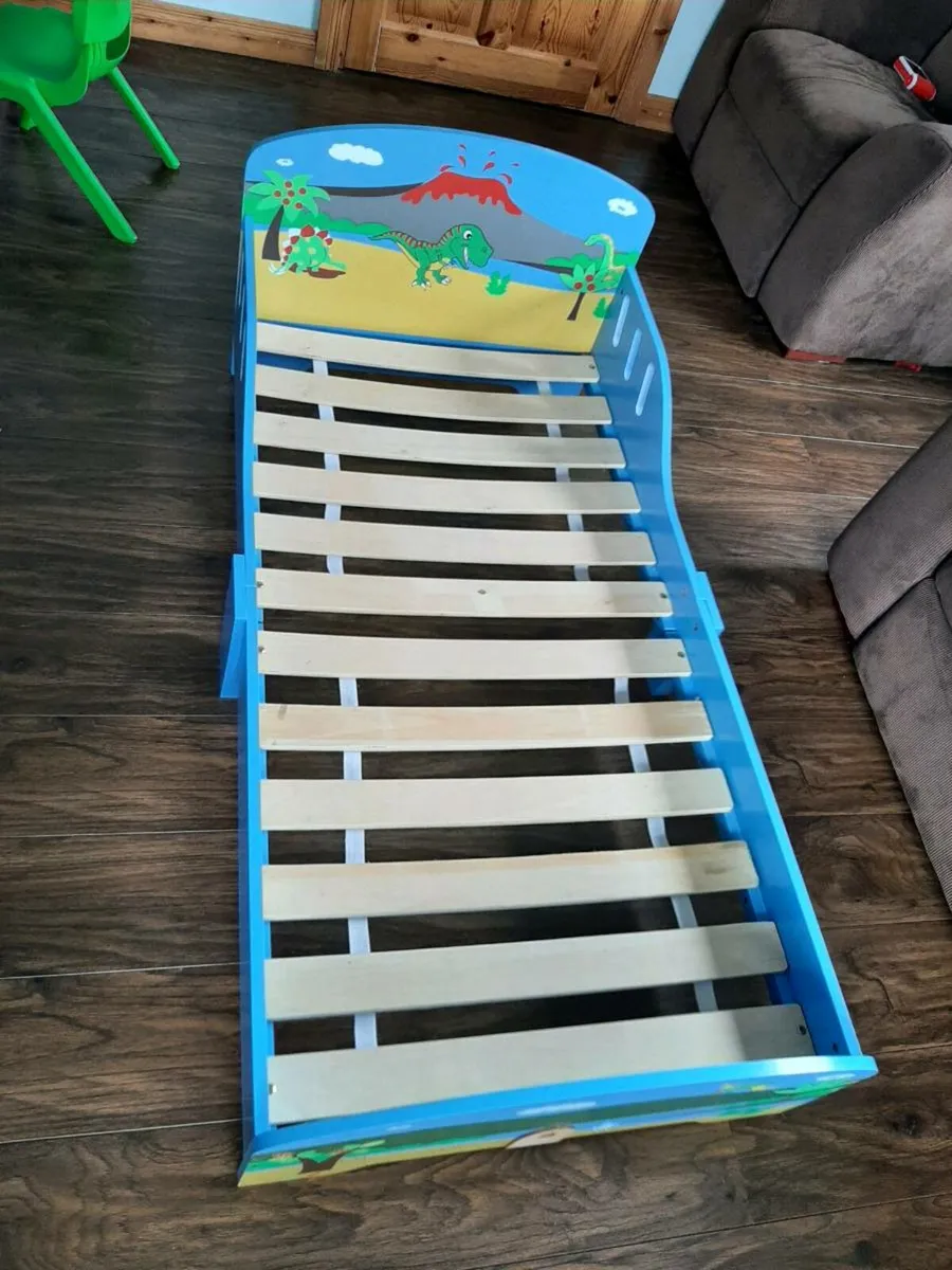 Toddler bed and mattress - Image 4