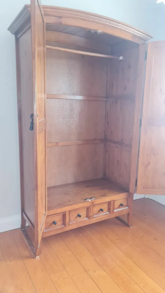 Wardrobe and blanket box - Image 4