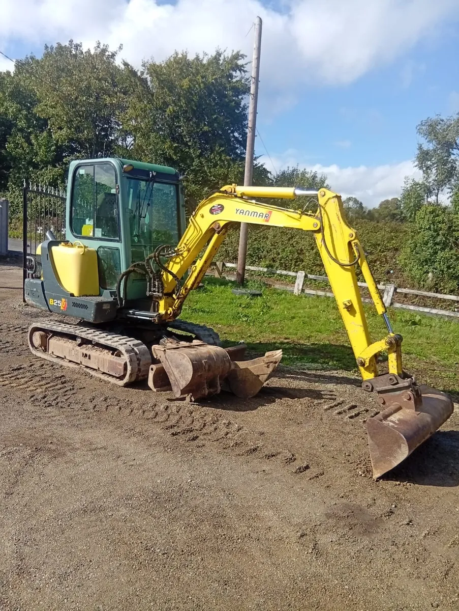 2.7 tonne Yanmar mini digger - Image 1