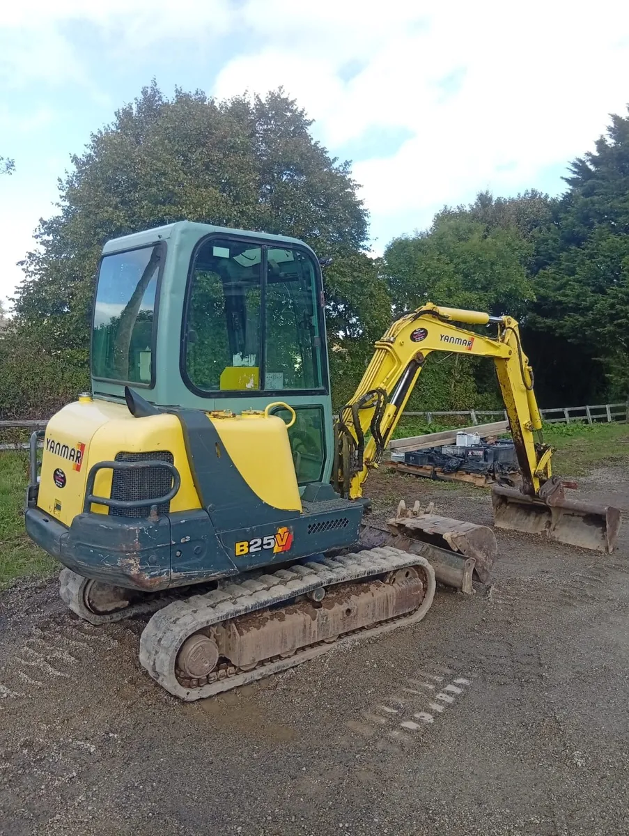 2.7 tonne Yanmar mini digger - Image 2