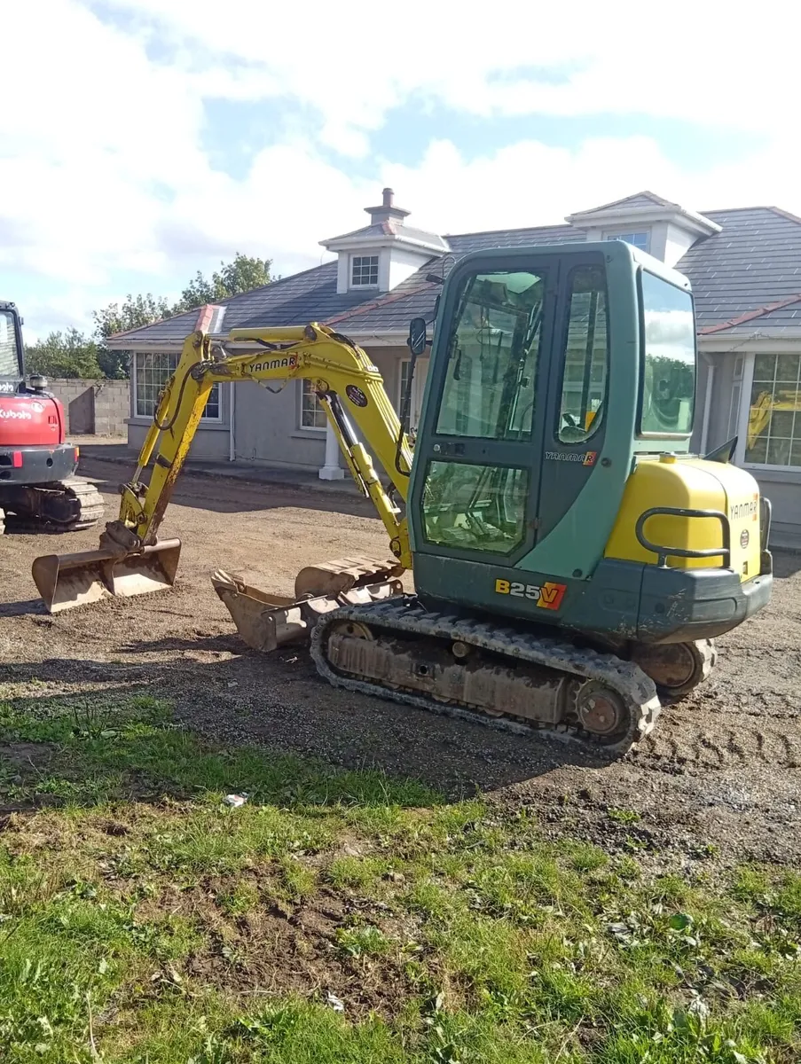 2.7 tonne Yanmar mini digger - Image 3
