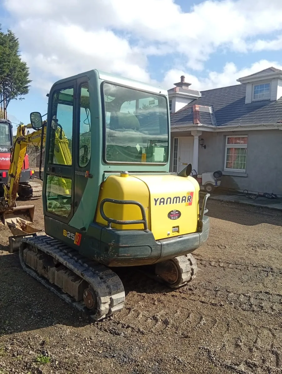 2.7 tonne Yanmar mini digger - Image 4