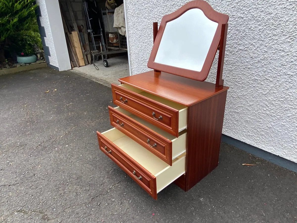 Dressing table with mirror - Image 1