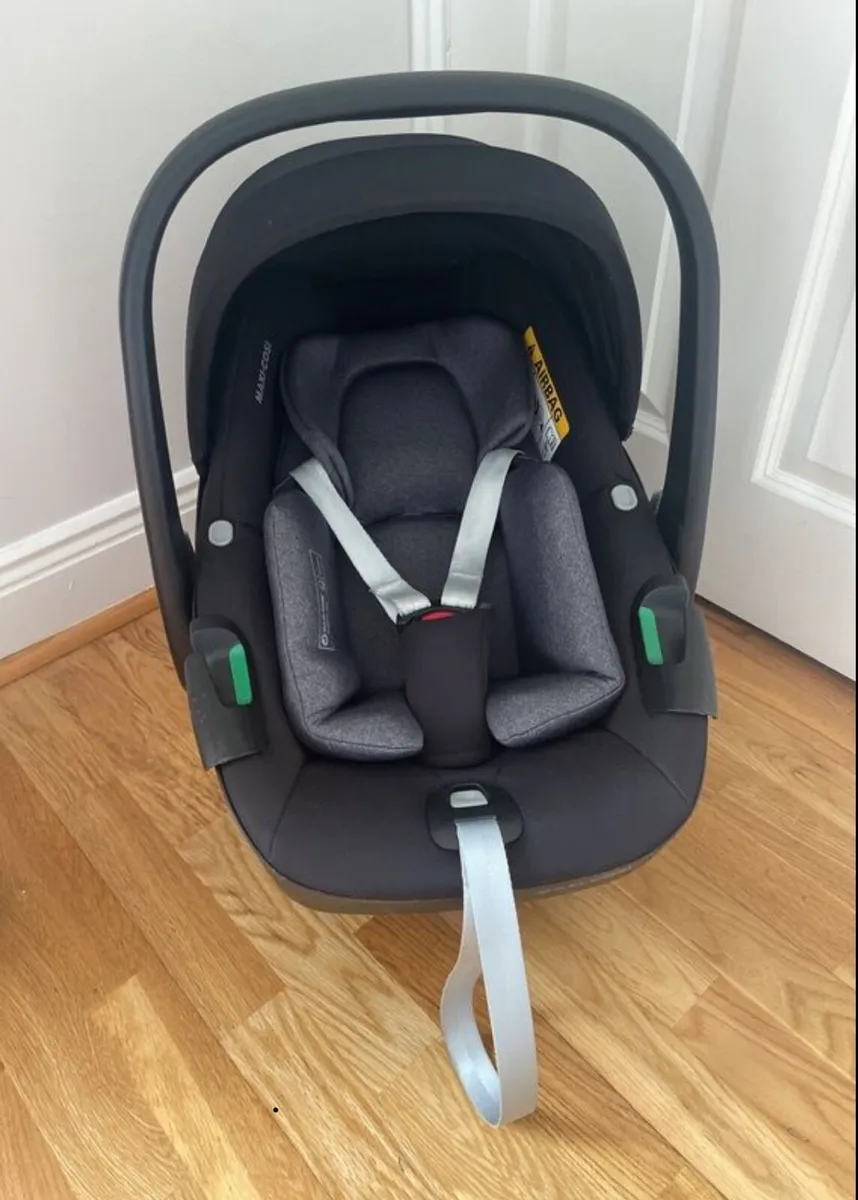 Maxi cosi baby car seat - Image 1