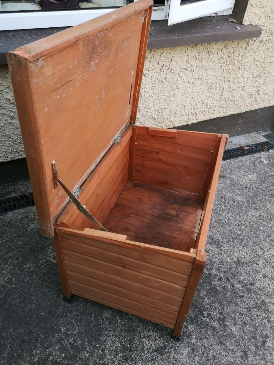2 Cat houses / shelters for indoor / outdoor use - Image 2