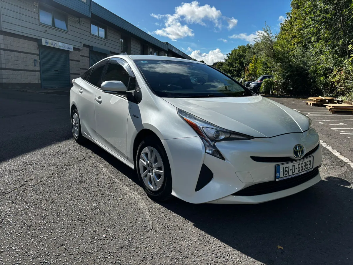 TOYOTA PRIUS / 2016 / 1.8 PETROL HYBRID / AUTO - Image 3