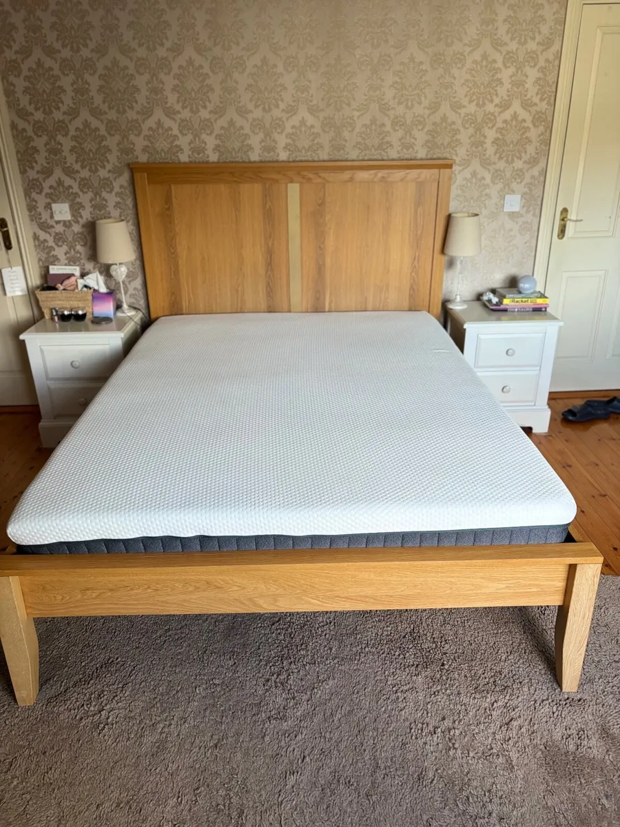 King size bed - Image 1