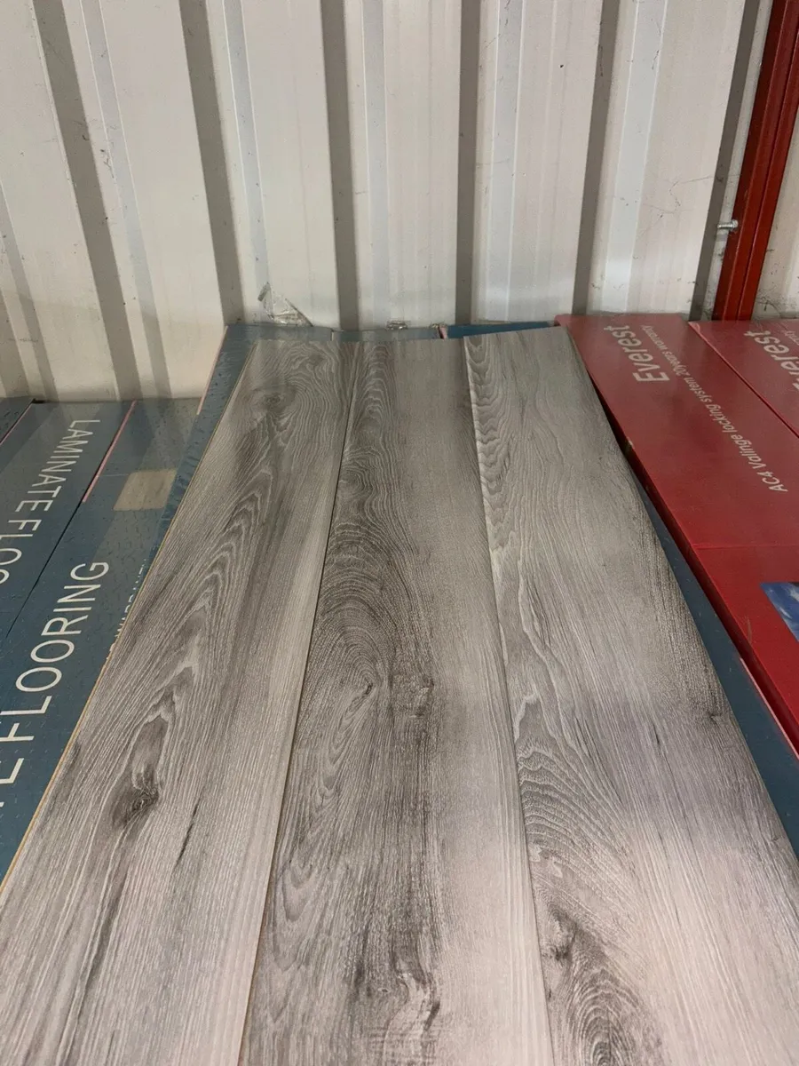 Brand new laminated high gloss flooring - Image 2